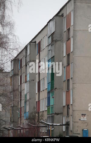Edificio grigio con finestre e balconi in inverno freddo giorno Foto Stock