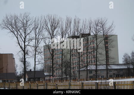 Edificio grigio con finestre e balconi in inverno freddo giorno Foto Stock