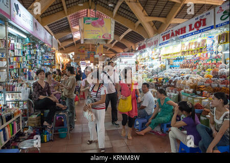 Il mercato Ben Thanh in Ho Chi Minh city. Questa vivace mercato è uno dei più famosi in ex Saigon. Foto Stock