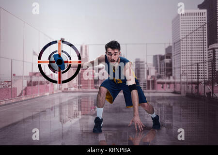 A piena lunghezza Ritratto di un giocatore di pallacanestro con sfera Foto Stock