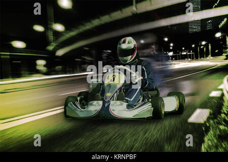 Karting - driver nel casco sul circuito di kart Foto Stock