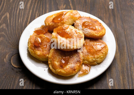 Ricotta pancake caramellato con fette di mela sul tavolo di legno. Foto Stock