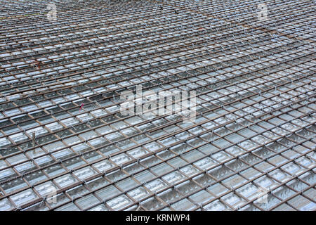 Schema simmetrico delle barre di ferro nel sito in costruzione Foto Stock