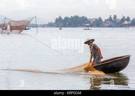 Pescatore ha lavorato nel villaggio di pescatori di Cua Dai, Hoi An, Vietnam. Hoian è riconosciuta come patrimonio mondiale dall'UNESCO. Foto Stock