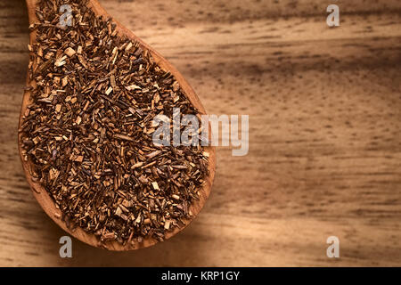 Rooibos tè alle erbe sul cucchiaio di legno Foto Stock