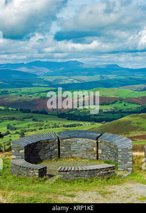 Il Wynford Vaughan Thomas Memorial al di sopra di Machynlleth in Powys Galles Centrale Foto Stock