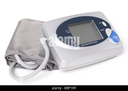 Sfigmomanometro digitale su sfondo bianco Foto Stock