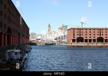 Albert Dock, Liverpool, Tre Grazie in background. Foto Stock