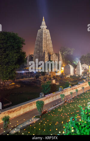 Tempio di Mahabodhi in illuminazione notturna. Foto Stock