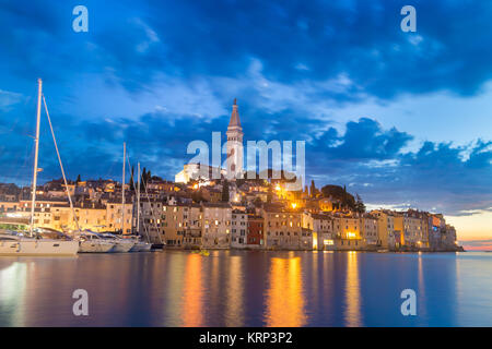 Città costiera di Rovigno, Istria, Croazia nel tramonto. Foto Stock