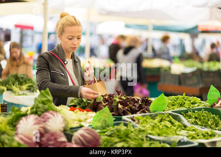 Donna vegetale di acquisto a livello locale mercato alimentare. Foto Stock