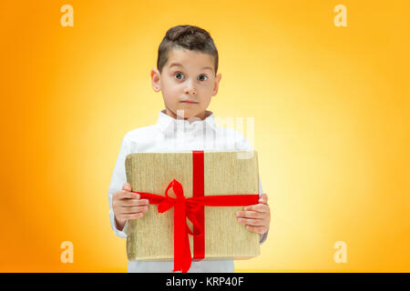 Il ragazzo con la confezione regalo Foto Stock