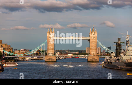Il Tower Bridge sul fiume Tamigi, Londra, Inghilterra. Tra la Torre di Londra e HMS Belfast nave Foto Stock