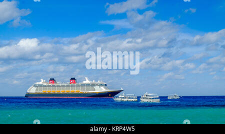 Grand Cayman, Isole Cayman, Dec 2017, nave da crociera Disney Fantasy con navette marine sul Mare dei Caraibi vicino a George Town port Foto Stock