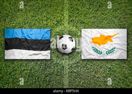 Estonia vs. Cipro bandiere sul campo di calcio Foto Stock
