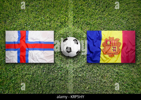 Isole Faerøer vs. Andorra bandiere sul campo di calcio Foto Stock
