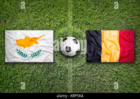Cipro vs. Belgio bandiere sul campo di calcio Foto Stock