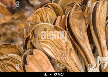 Set di cucina in legno utensili di legno d'olivo Foto stock - Alamy