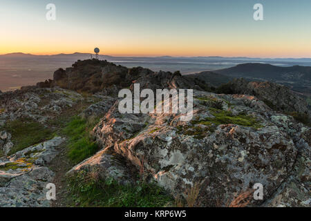 Alba da una montagna vicino alla Sierra de Fuentes. Spagna. Foto Stock