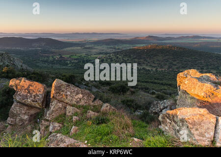 Alba da una montagna vicino alla Sierra de Fuentes. Spagna. Foto Stock