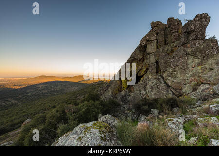 Alba da una montagna vicino alla Sierra de Fuentes. Spagna. Foto Stock