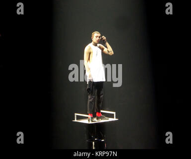 ANAHEIM, CA - febbraio 15: musicista Tyler Giuseppe di ventuno piloti esegue sul palco il Roadshow emotivo World Tour il 15 febbraio 2017 ad Anaheim, in California. Foto di Barry re/Alamy Stock Photo Foto Stock