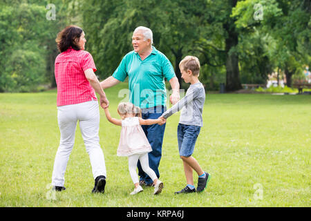 Nonni giocando con i loro nipoti Foto Stock