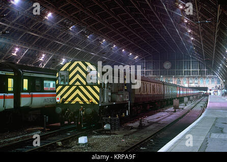 08890 shuntando mail furgoncini a London St Pancras. Il 10 febbraio 1992. Foto Stock