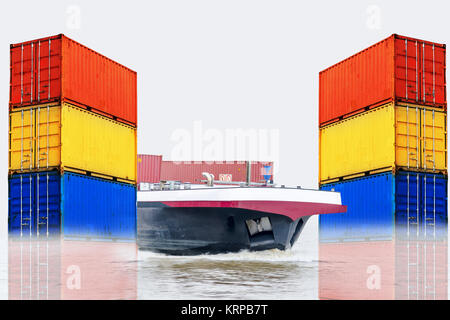 Containerschiff für den Import und Export von Container-Box Wasser im. Rechts und Links im Bild gestapelte verschieden farbige Seecontainern isoliert auf weißem Hintergrund. Foto Stock