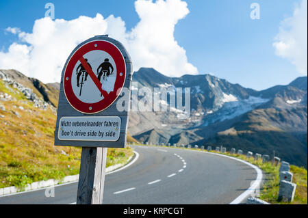 'Non sul lato di azionamento dal lato' segno sulla Strada alpina di Grossglockner Austria, Europa Foto Stock