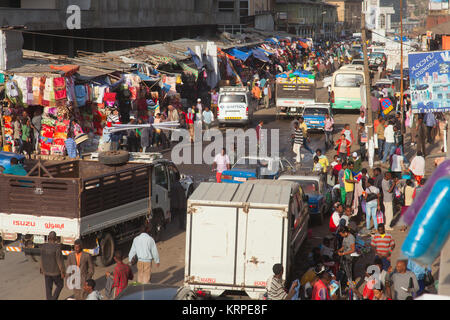 Etiopia ADDIS ABEBA,DECEMDER 23,2013.Il più grande mercato africano-Merkato in Etiopia ad Addis Abeba il 23 dicembre 2013 Foto Stock