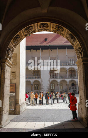 Castello di Wawel, vista del passaggio dalla Cattedrale al cortile rinascimentale porticato al centro del Castello reale di Wawel a Cracovia, Polonia. Foto Stock