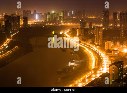 Antenna vista notturna paesaggio del fiume Han tra Hankou Hanyang e distretti in Wuhan Cina centrale Foto Stock