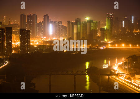 Antenna vista notturna paesaggio del fiume Han tra Hankou Hanyang e distretti in Wuhan Cina centrale Foto Stock