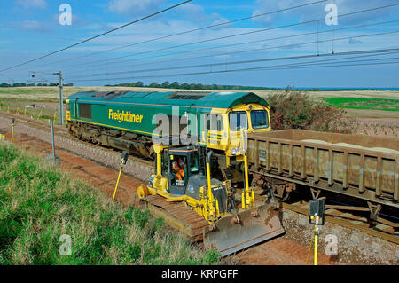 Classe 66609 via rinnovo vicino a Dunbar Foto Stock