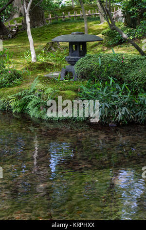 Kanazawa - Giappone, 9 Giugno 2017: storico lanterna di pietra nel giardino Gyokuseninmaru al castello di Kanasawa in primavera Foto Stock