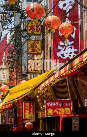 Yokohama - Giappone, 16 giugno 2017; tradizionale in rosso le facciate decorate in China Town, città di Yokohama Foto Stock