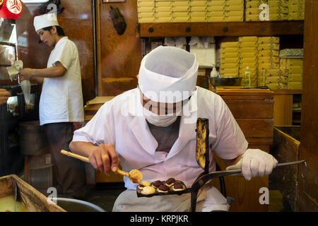 Tokyo - Giappone, 16 giugno 2017; la preparazione tradizionale giapponese biscotti fatti a mano in un piccolo panificio di biscotto di Asakusa, Tokyo Foto Stock