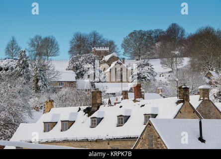 Sant'Andrea Chiesa nel villaggio di Chedworth nel dicembre neve. Chedworth, Cotswolds, Gloucestershire, Inghilterra Foto Stock