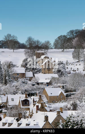 Sant'Andrea Chiesa nel villaggio di Chedworth nel dicembre neve. Chedworth, Cotswolds, Gloucestershire, Inghilterra Foto Stock