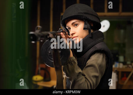 Policjantka na strzelnicy strzela z karabinu Foto Stock