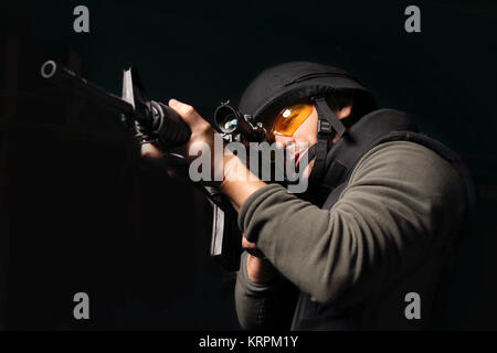 MÄ™Å¼czyzna z broniÄ…. Antyterrorysta. Jednostki Policjant specjalnej. Foto Stock