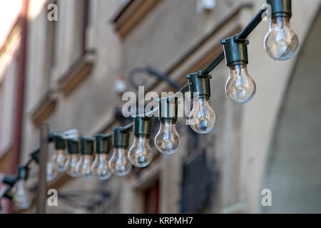 Un sacco di lampadine sul cavo Foto Stock