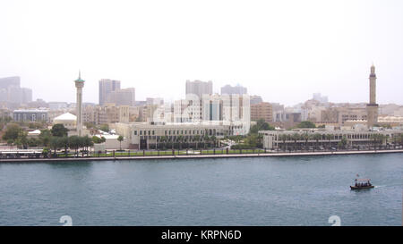 DUBAI, Emirati Arabi Uniti - marzo 31st, 2014: le tradizionali barche di legno sul Dubai Creek come un traghetto Foto Stock