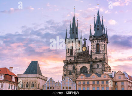 Praga famosa cattedrale sotto il cielo mattutino Foto Stock