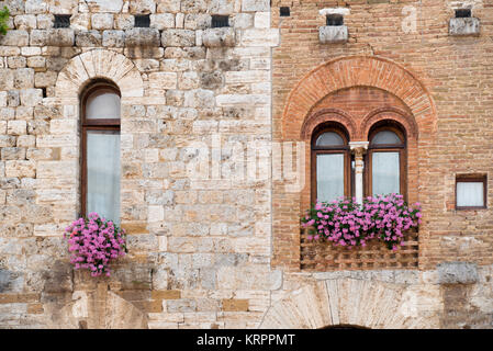 Due antiche finestre nell'truscan medievale città San Gimignano. Foto Stock