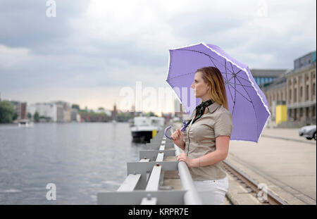 Imprenditrice con ombrellone Foto Stock