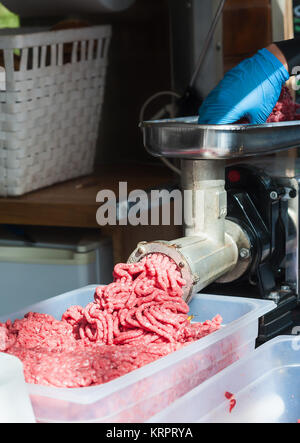Vassoio di carne tritata, tritacarne, macellaio mano. Foto Stock