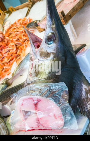 pesce spada in vendita in un mercato a palermo, sicilia Foto Stock