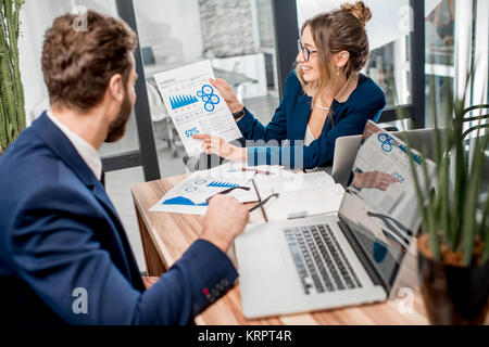 Analitiche team manager lavorando in ufficio Foto Stock